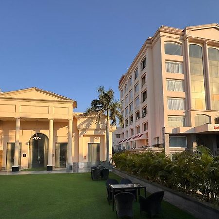 Hotel Swarn Towers Барейли Екстериор снимка