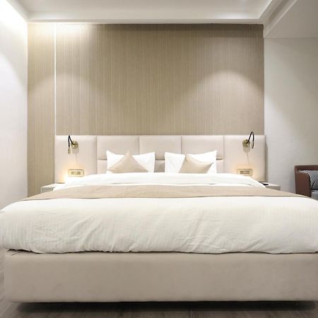 Hotel Swarn Towers Барейли Екстериор снимка