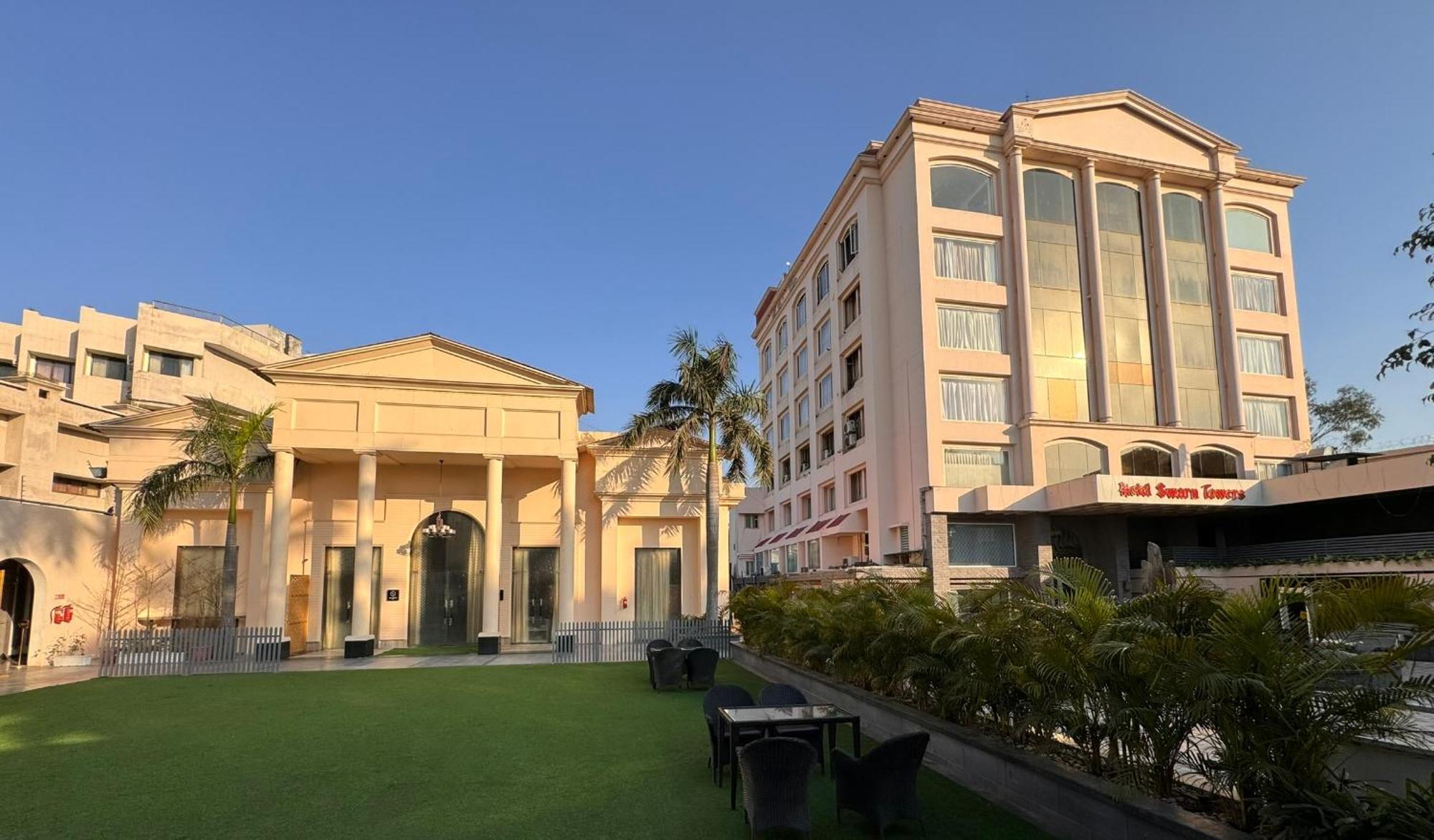 Hotel Swarn Towers Барейли Екстериор снимка