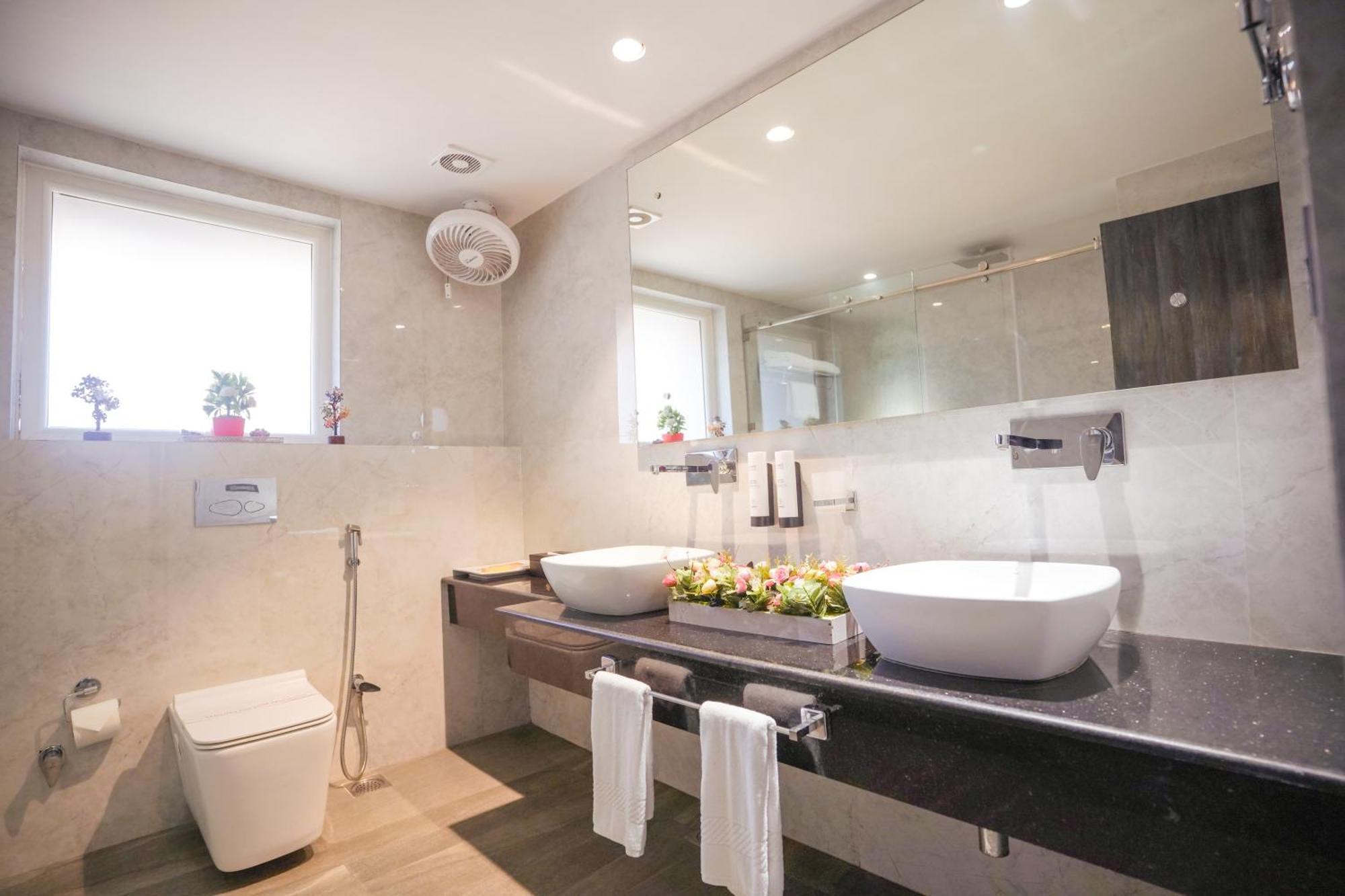 Hotel Swarn Towers Барейли Екстериор снимка