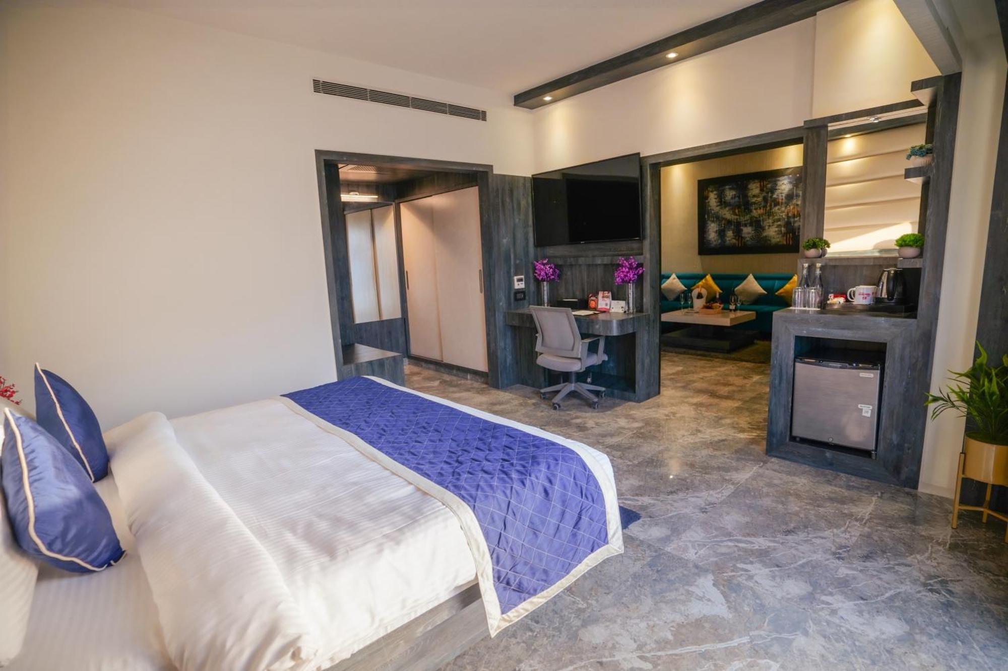 Hotel Swarn Towers Барейли Екстериор снимка