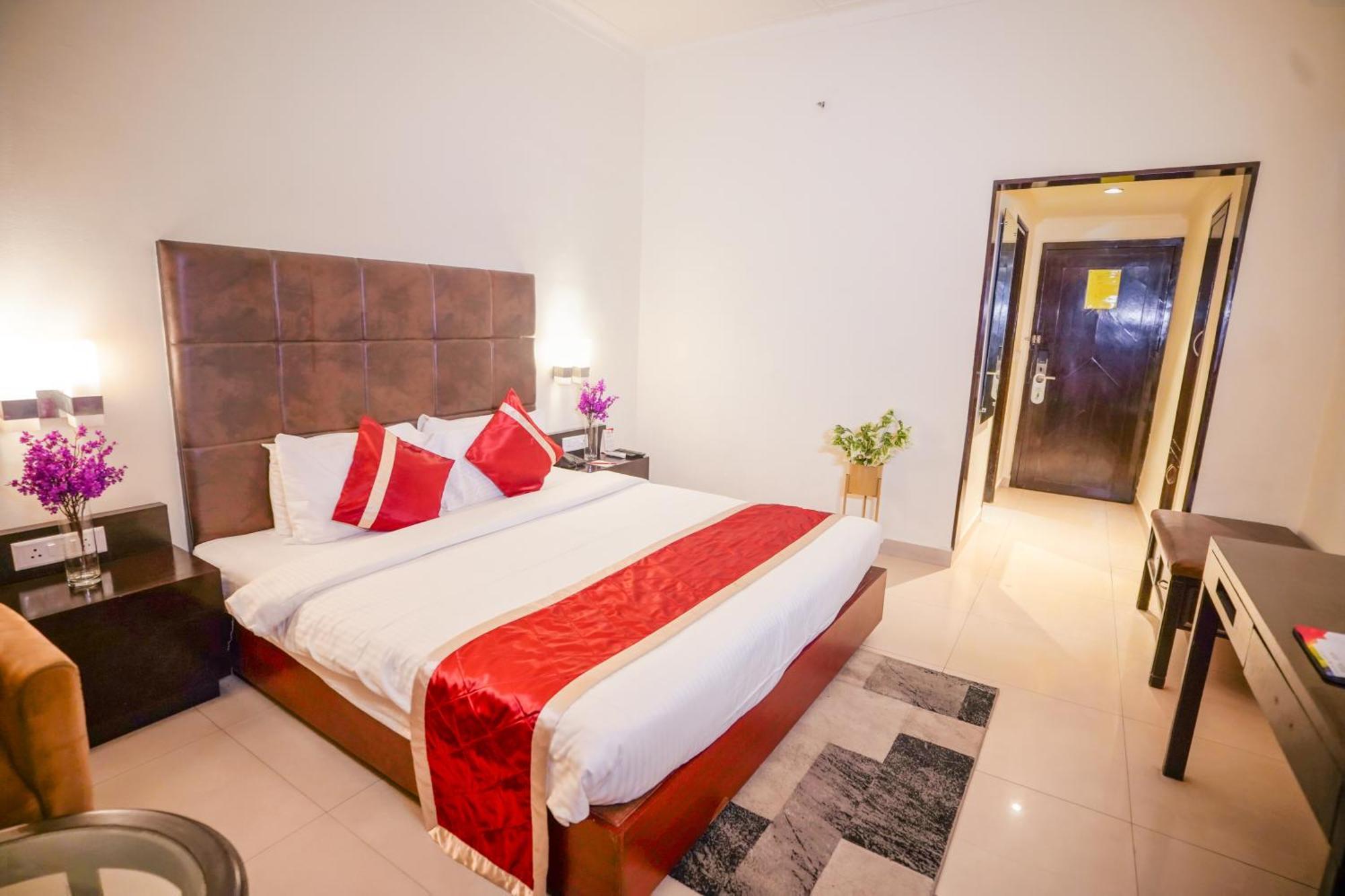 Hotel Swarn Towers Барейли Екстериор снимка