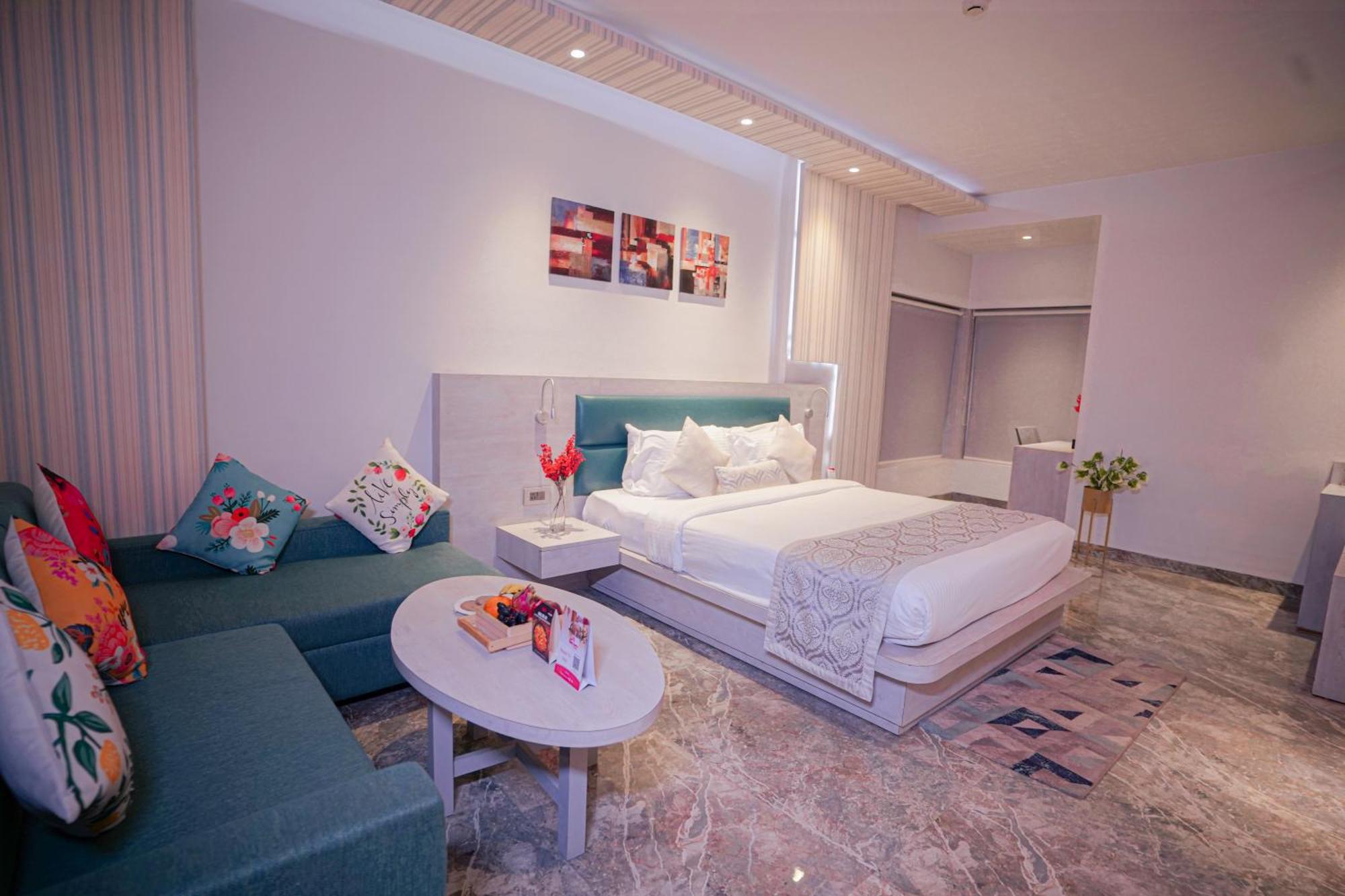 Hotel Swarn Towers Барейли Екстериор снимка