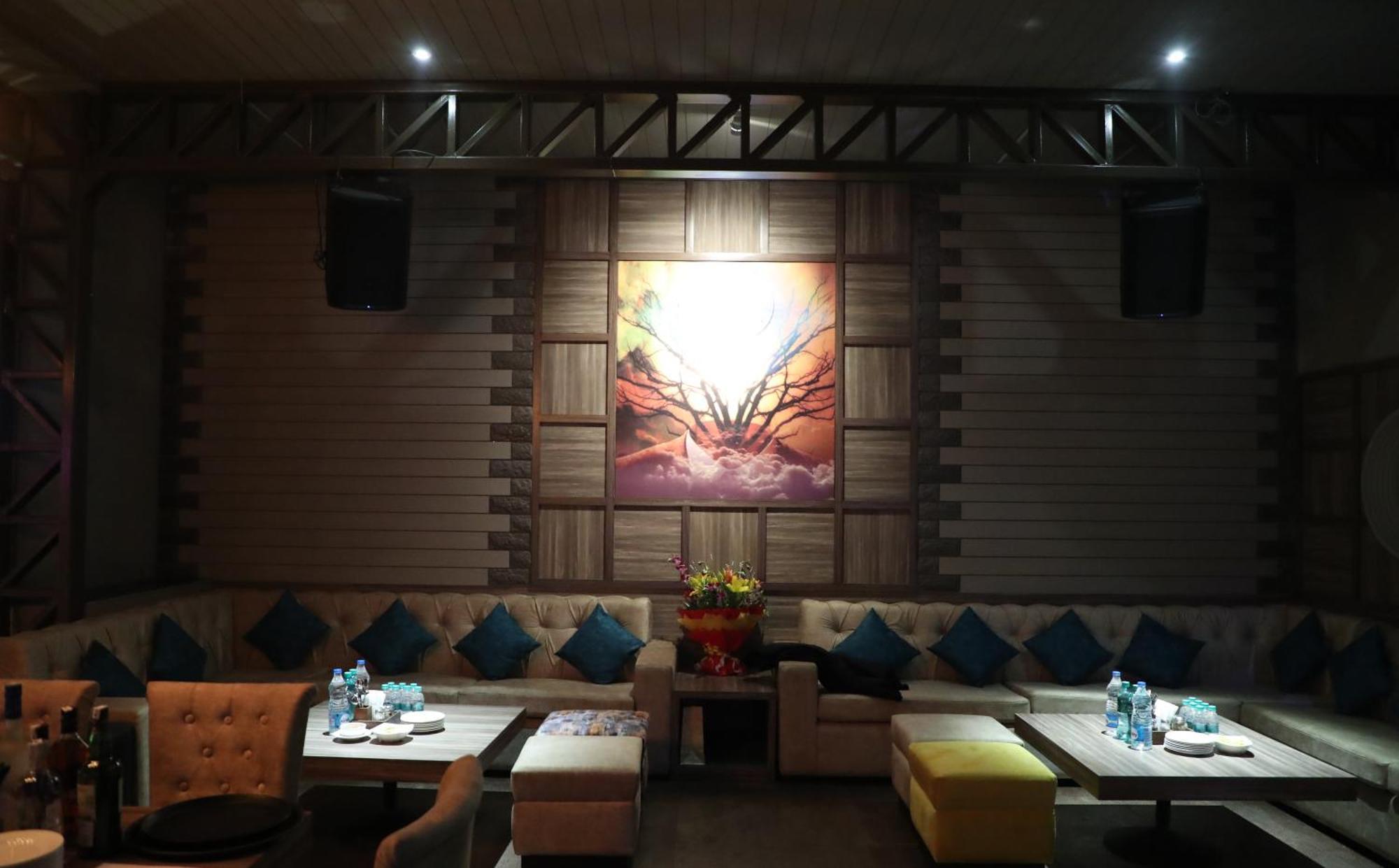 Hotel Swarn Towers Барейли Екстериор снимка