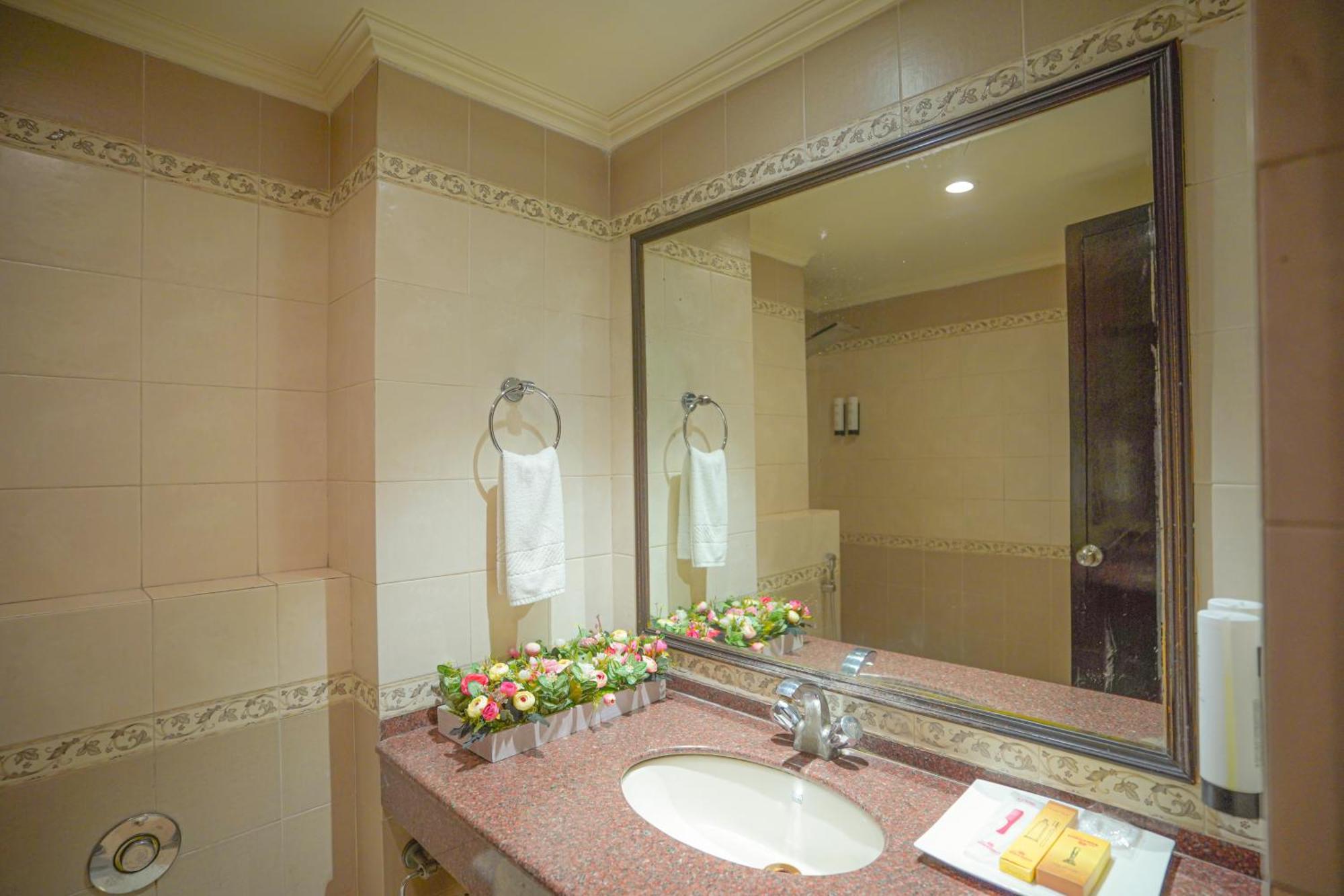 Hotel Swarn Towers Барейли Екстериор снимка