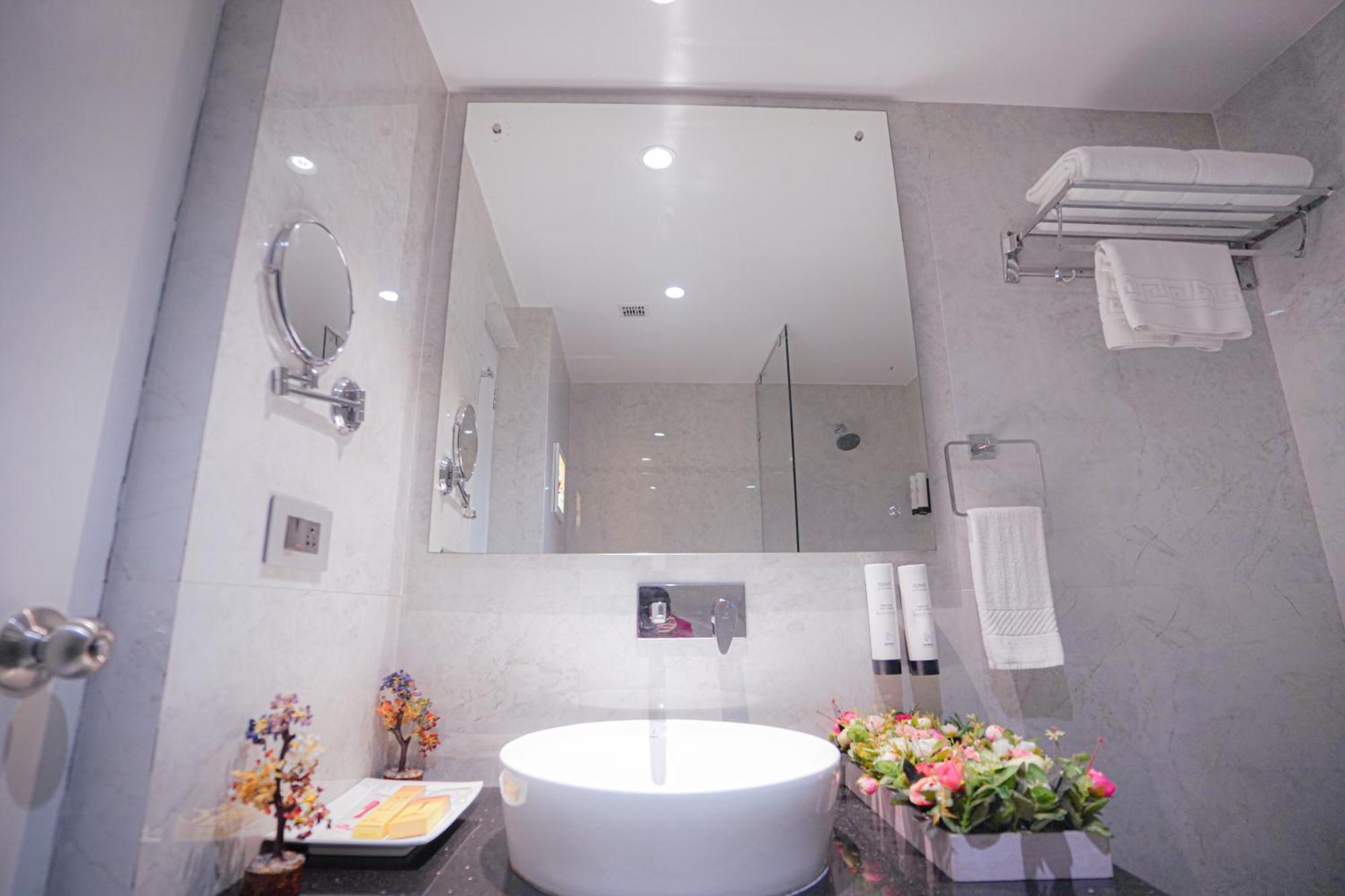 Hotel Swarn Towers Барейли Екстериор снимка