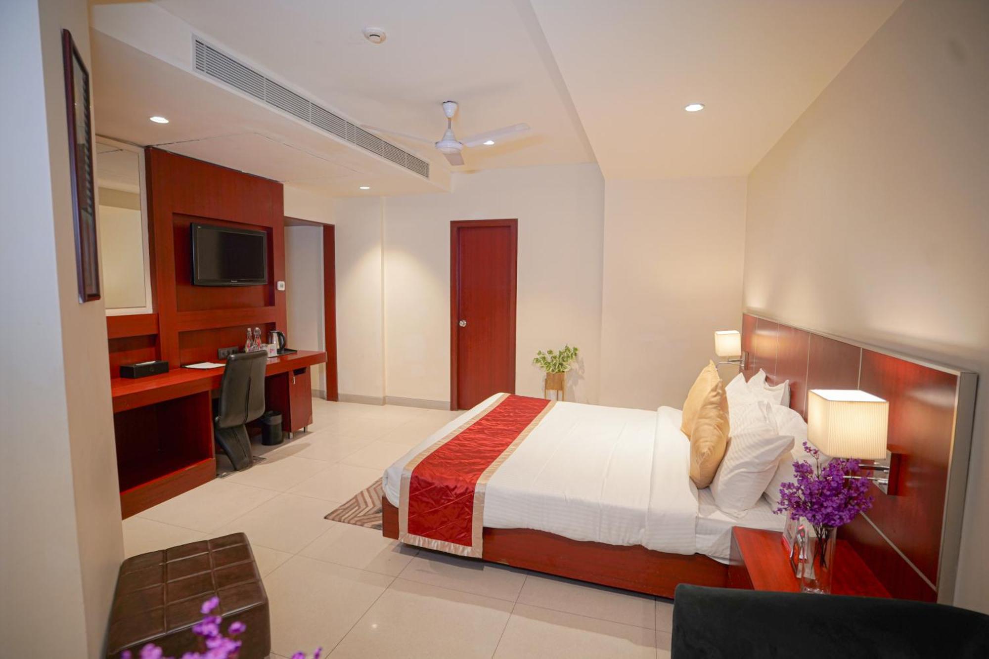 Hotel Swarn Towers Барейли Екстериор снимка