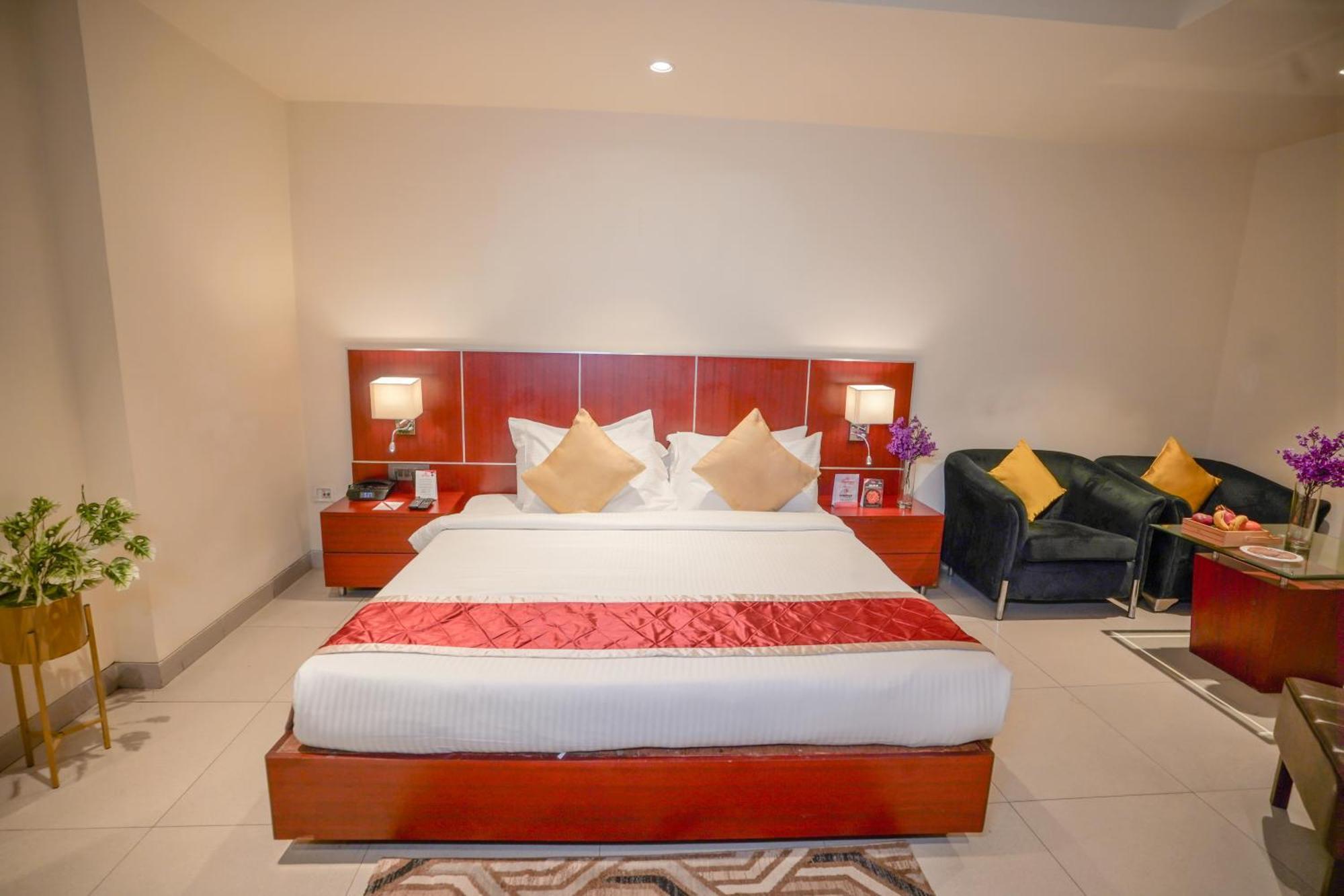 Hotel Swarn Towers Барейли Екстериор снимка