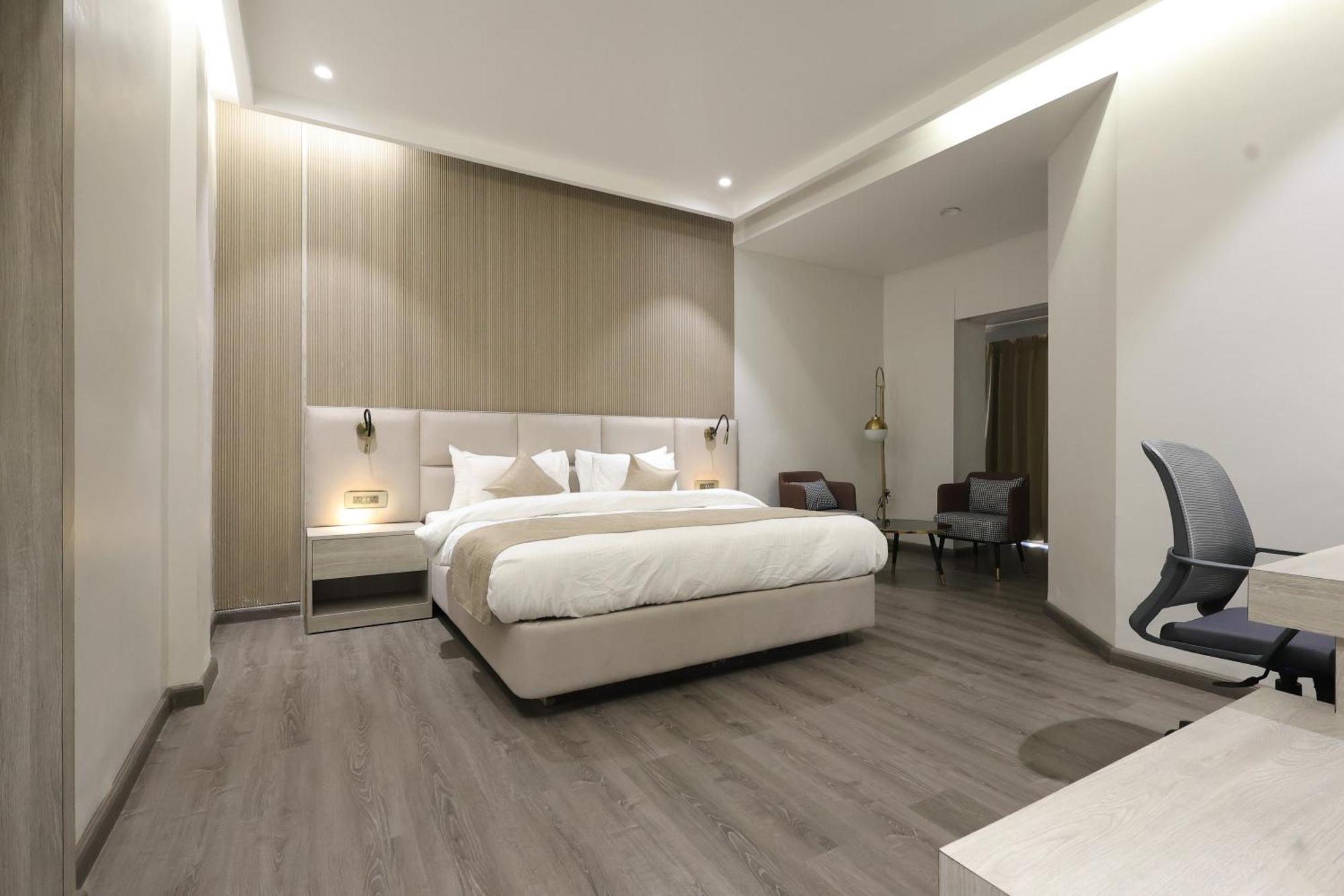 Hotel Swarn Towers Барейли Екстериор снимка