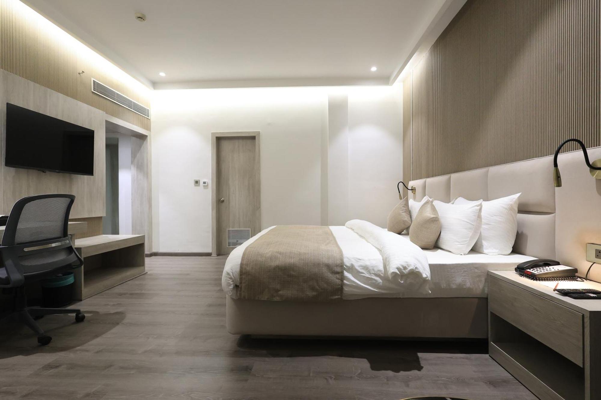 Hotel Swarn Towers Барейли Екстериор снимка