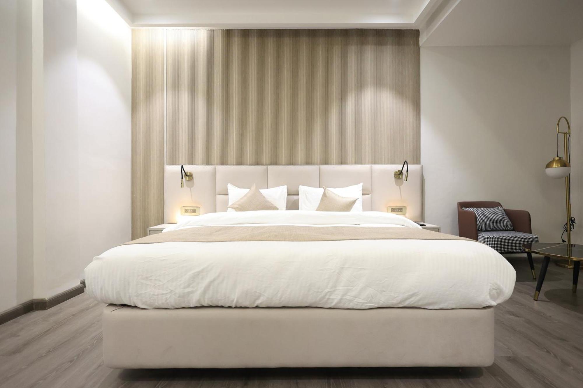 Hotel Swarn Towers Барейли Екстериор снимка