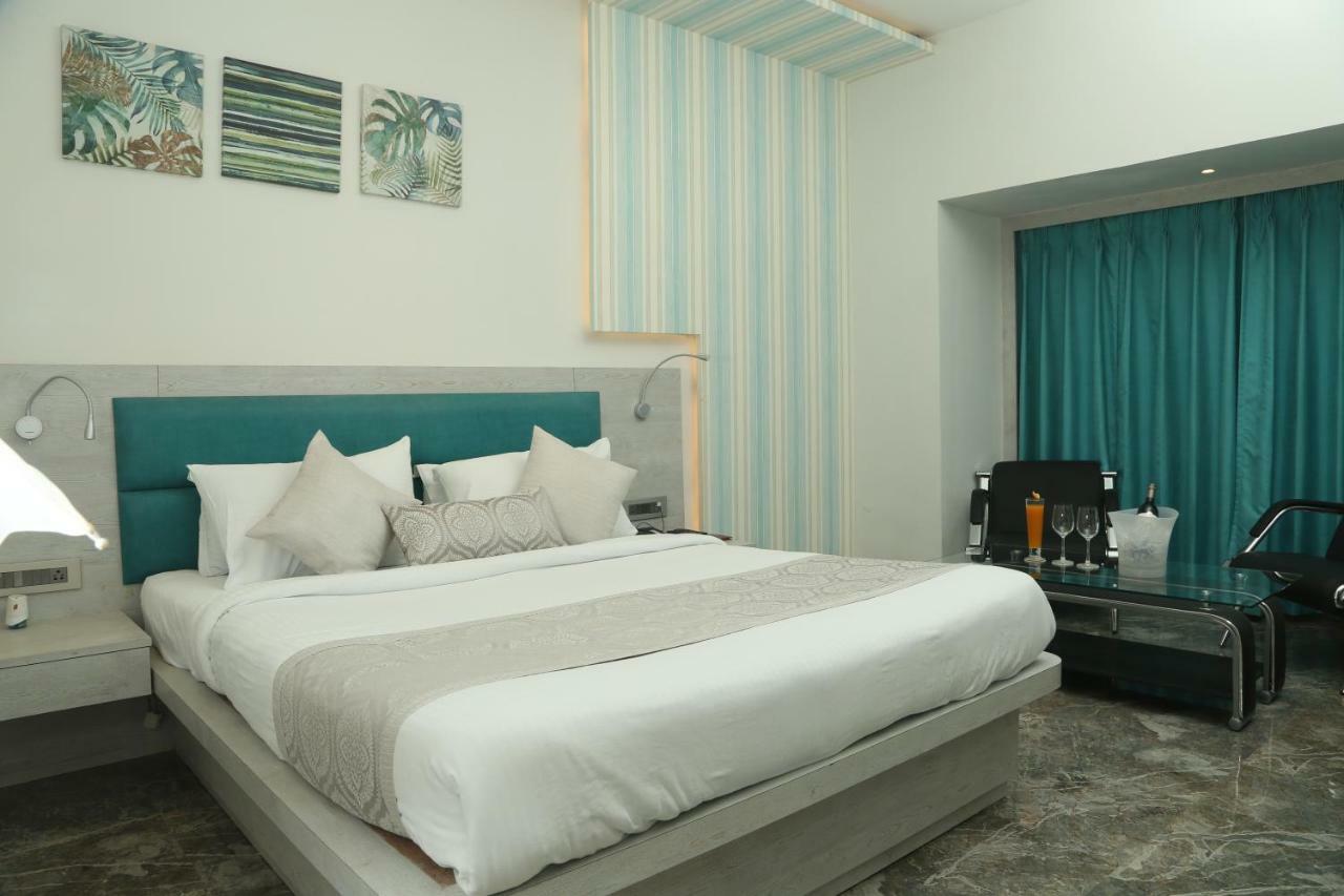 Hotel Swarn Towers Барейли Екстериор снимка