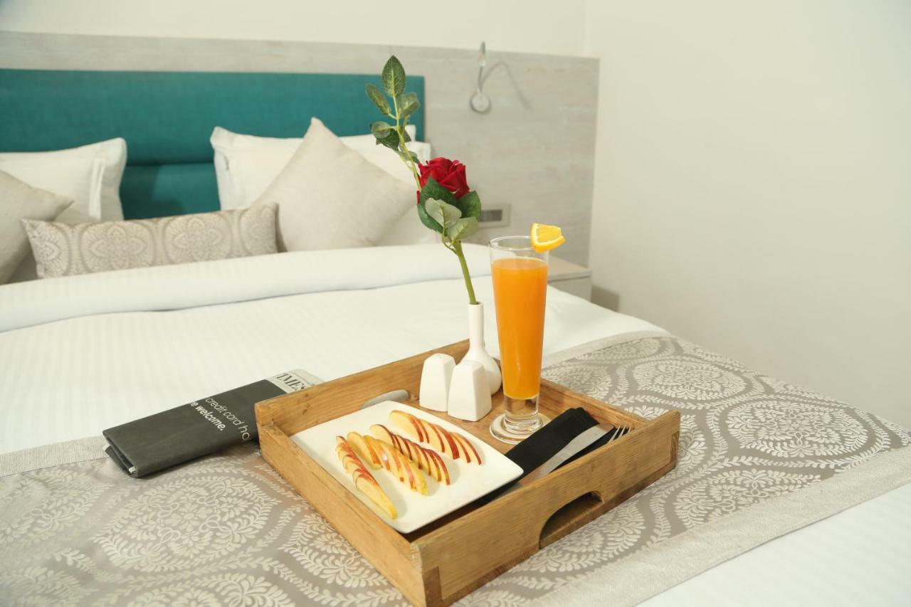 Hotel Swarn Towers Барейли Екстериор снимка